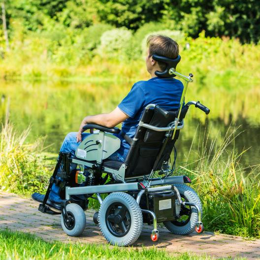 Кресло-коляска c электроприводом для инвалидов Армед FS123GC-43 2